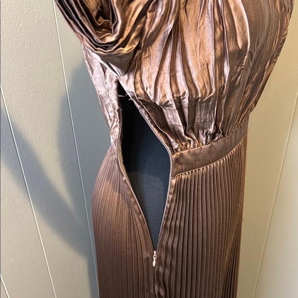 L’IDÉE Women’s 4 Maxi Ruched Long Sleeve  Pleated Gown - Picture 5 of 5